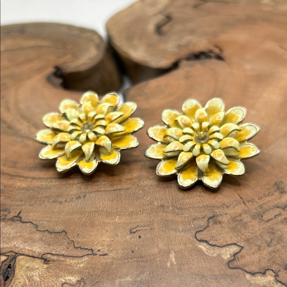 Vintage Coro Yellow Cream Enamel Floral Clip-On Earrings MCM Gold tone 50’s 60’s